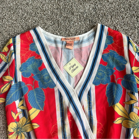Flying Tomato NWT Blouse, Cropped Floral Deep V with 3/4 Bell Sleeve, Size Small - Picture 2 of 7
